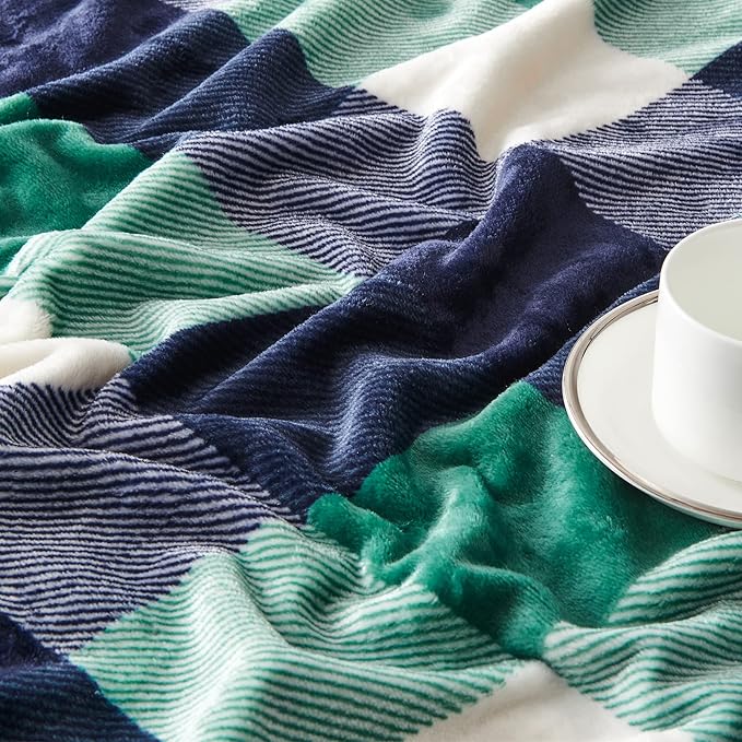 SOCHOW Buffalo Plaid Flannel Fleece Throw Blanket 50 x 60 Inches, Soft Lightweight Cozy All Season Green/White Checkered Blanket for Bed, Couch, Car