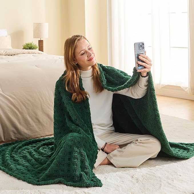 NEWCOSPLAY Super Soft King Blanket Green Premium Silky Flannel Fleece 3D Waffle Checkered Lightweight Bed Blanket All Season Use (Dark Green, King(90"x110"))