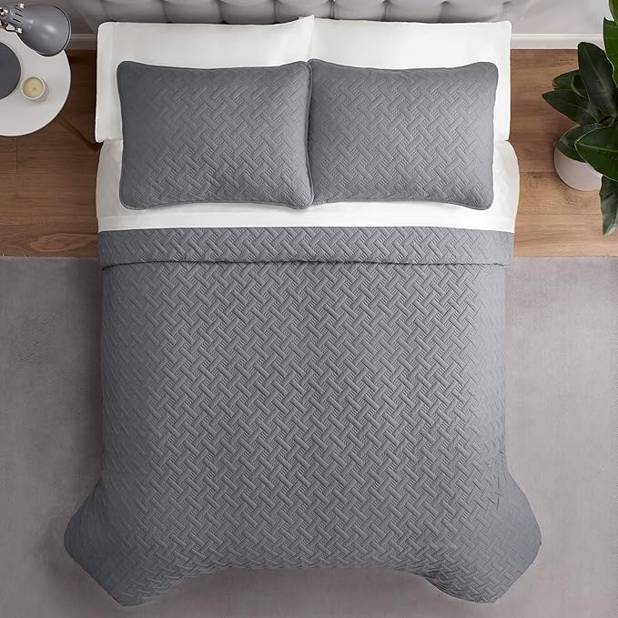 Serta ComfortSure Soft 3-Piece King/ Cal King Quilt Bedding Set, Includes Bedspread/Coverlet and Pillow Shams, Bedding for All Seasons, Machine Washable, Grey