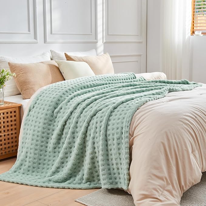 NEWCOSPLAY Super Soft Queen Blanket Green Premium Silky Flannel Fleece 3D Waffle Checkered Lightweight Bed Blanket All Season Use (New Sage Green, Queen(90"x90"))