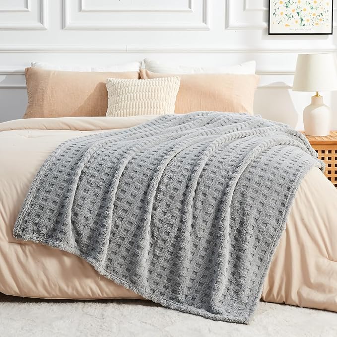 NEWCOSPLAY Super Soft Twin Blanket Grey Premium Silky Flannel Fleece 3D Waffle Checkered Lightweight Bed Blanket All Season Use (Light Grey, Twin(60"x80"))