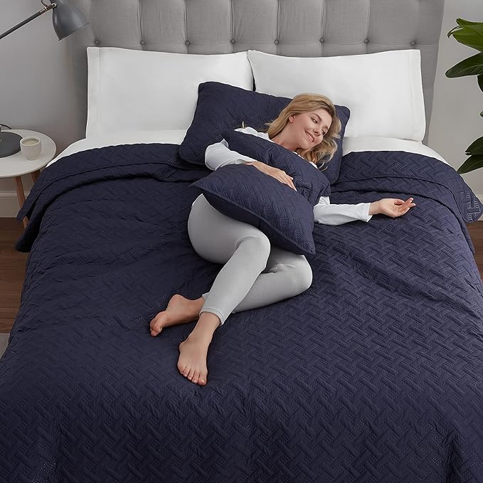 Serta ComfortSure Soft 3-Piece King/ Cal King Quilt Bedding Set, Includes Bedspread/Coverlet and Pillow Shams, Bedding for All Seasons, Machine Washable, Navy