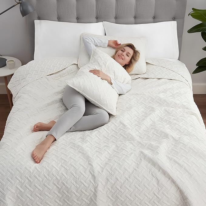 Serta ComfortSure Soft 3-Piece King/ Cal King Quilt Bedding Set, Includes Bedspread/Coverlet and Pillow Shams, Bedding for All Seasons, Machine Washable, Ivory