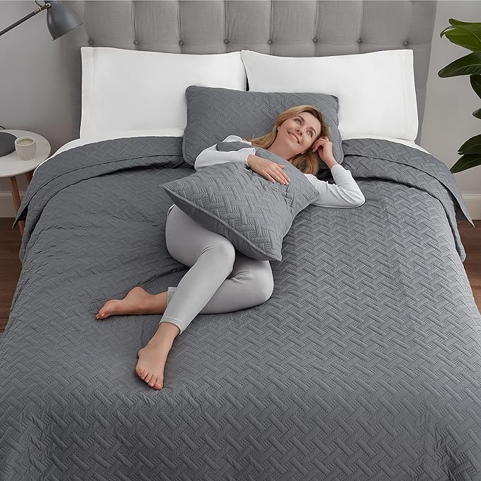 Serta ComfortSure Soft 2-Piece Twin Quilt Bedding Set, Includes Bedspread/Coverlet and Pillow Sham, Bedding for All Seasons, Machine Washable, Grey